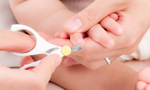 Cắt móng tay trẻ em Cắt móng tay trẻ em
